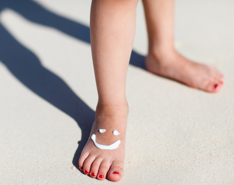 No olvides poner crema solar en tus pies.