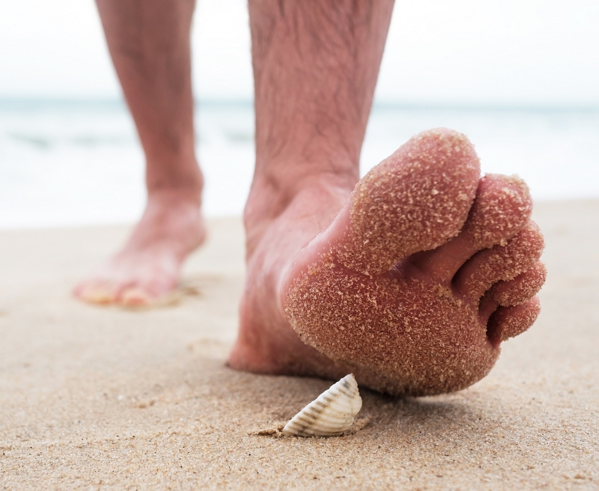 En verano son habituales los cortes y heridas en los pies.